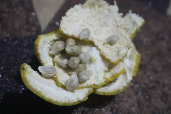 Masada çekirdekli soyulmuş bir limon