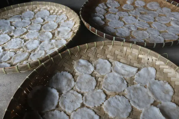 Masada oturan üç sepet yiyecek.