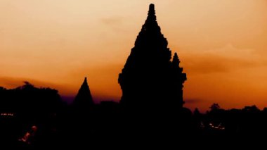 Prambanan Tapınağı 'nda inanılmaz bir gün doğumu. Yogyakarta bölgesindeki Hindu mimarisi. Java, Endonezya