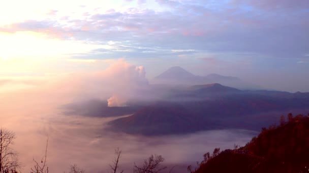 上午在印度尼西亚爪哇Bromo国家公园的火山口 — 图库视频影像