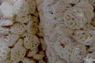 Balıktan yapılmış krakerler. Sıcak sebze yağında kızartılmış. taze sebzeler için