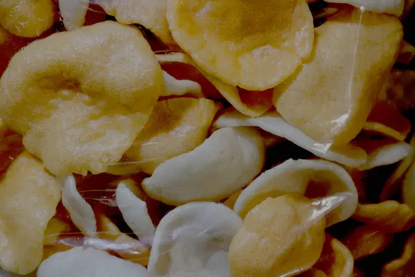 Balıktan yapılmış krakerler. Sıcak sebze yağında kızartılmış. taze sebzeler için