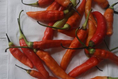 Ahşap tahtada kırmızı biber