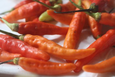 Siyah arkaplanda kırmızı biberi kapat