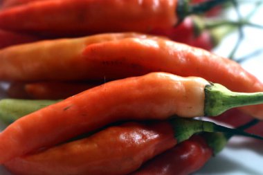 Kırmızı biberler masada.