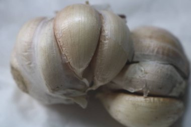 Taze sarımsağı kapatın.