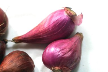 beyaz zemin üzerine kırmızı soğan