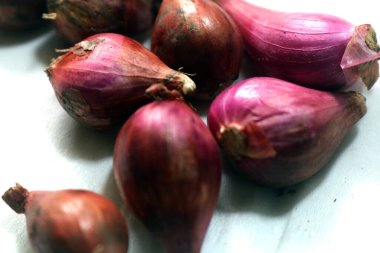 Beyaz arkaplanda soğanlar.