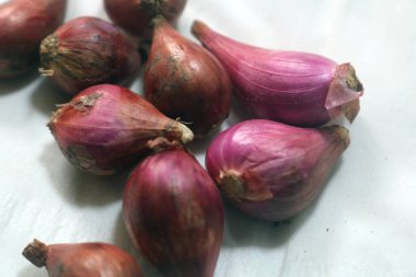 Mutfakta kırmızı soğan..