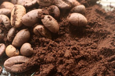 Ahşap kasede kavrulmuş kahve çekirdeği.