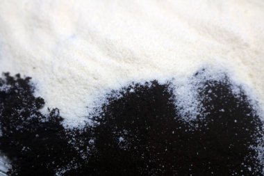 Beyaz arkaplanda siyah un