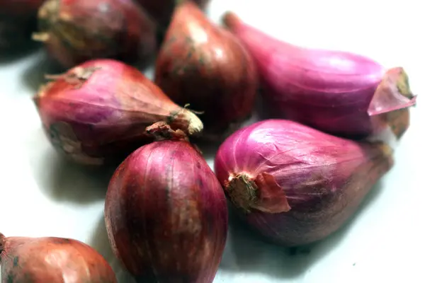 Ahşap zemin üzerinde kırmızı soğanlar