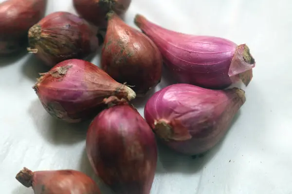 Mutfakta kırmızı soğan..