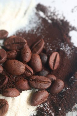 Çikolata, kakao tozu ve beyaz bir kasede beyaz tahta bir masada fasulye, metin için kopya alanı, yatay fotoğraf, yakın çekim -.