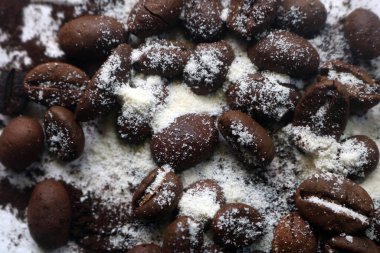 Kahve çekirdekli çikolata.