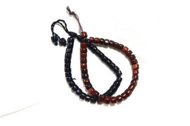 Kadınlar için çeşitli doğal malzemelerin boncukları