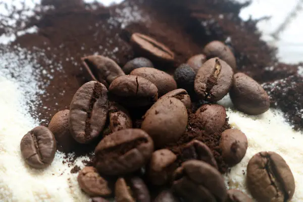 Sütlü kahve ve taze kahve.