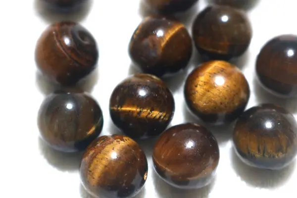 Beyaz ahşap masada siyah beyaz boncuklar