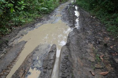 Çamurlu yollarda yol bulmak zordur, özellikle de yer kaygan ve tehlikeli olduğu yağmurlu mevsimlerde. Bu ıslak ve düzensiz yollar kırsal bölgelerde, inşaat alanlarında bulunabilir.