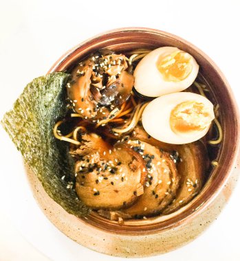 Bir kase ramen, haşlanmış yumurta ve bir parça nori.