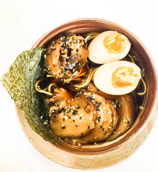 Bir kase ramen, haşlanmış yumurta ve bir parça nori.