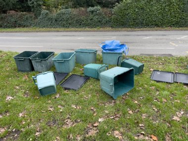Cheltenham, İngiltere 'deki konsey atık yönetimi ekibinin yol kenarına saçılmış boş geri dönüşüm kutuları.