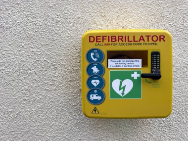 İlk yardım defibrilatörü Cheltenham, İngiltere 'de bir parkta duvara monte edildi. Acil kalp sorunu ya da canlandırma için kullanıma hazır.