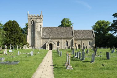 St. Stephens Chuch 'un etrafı bir yaz günü ağaçlarla çevrili. Kilise Clanfield Cotswold köyündedir ve 13. yüzyılda inşa edilmiştir...
