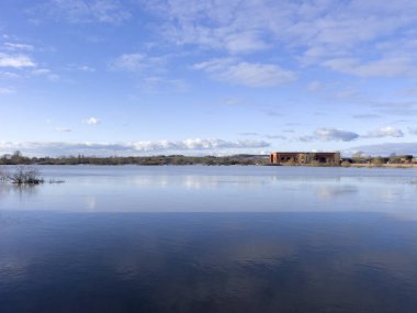 Kasaba merkezinde ve Severn Nehri 'nin çevresindeki kırsal bölgelerde tarlalar ve yollar sel altında. Kış selleri nehrin büyük bir bölümünü kapladı..