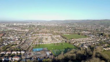 Çevredeki tepelerden Leckhampton Hill 'den Cheltenham' a doğru uçan insansız hava aracı videosu ve Malvern tepelerine bakıyor. Kamera sağdan sola hareket ediyor.