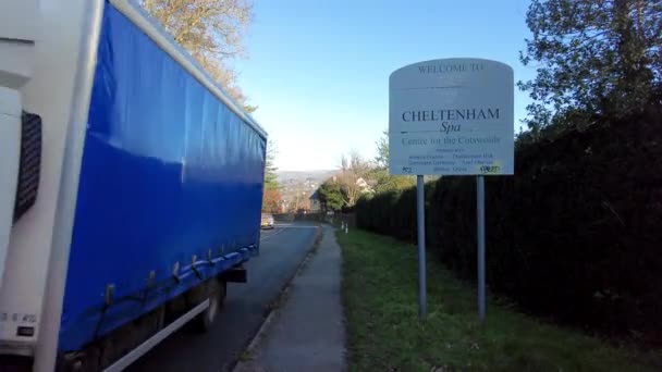 Willkommen Cheltenham Großbritannien Schild Mit Vorbeifahrendem Verkehr Einem Sonnigen Wintertag — Stockvideo