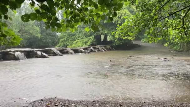 Tarr Steps Adalah Sebuah Jembatan Yang Melintasi Sungai Berle Devon — Stok Video