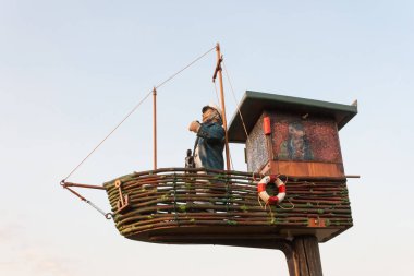 Gökyüzünde küçük ahşap bir gemi