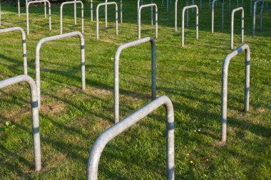 Çimenli bisikletlerin park yeri