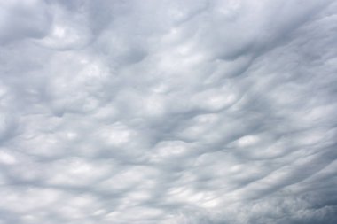 Gri gökyüzünde beyaz bulutlar