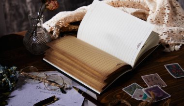 Kitap ve eski kitaplarla dolu klasik bir hayat. Üst görünüm, boşluk kopyala