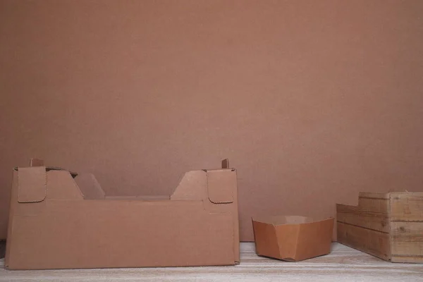 Dağıtım servisi için içinde kahverengi kağıt olan boş karton kutular. kahverengi arkaplan
