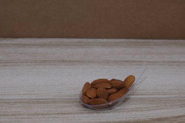 Beyaz kâsede badem, siyah arka planda..