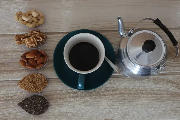 siyah kahve çekirdekleri ile