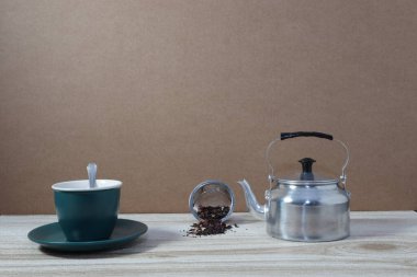 kahve fincanı ve bir fincan kahve ahşap masada