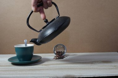 Çay ve kaşıkla siyah ve beyaz bir masada.