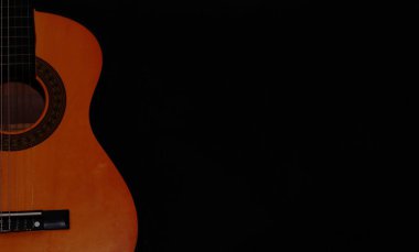 Koyu arkaplanda akustik gitar