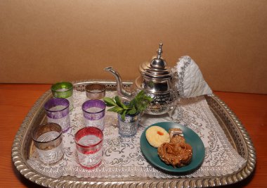 Ramazan, çay, çaydanlık ve ahşap arka planda bir fincan çay.