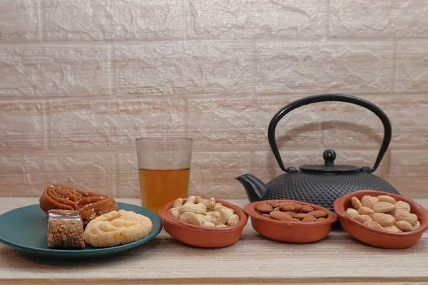 Bir tepside ramazan çayı ve çaydanlık.