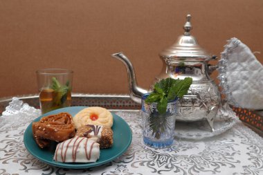 Geleneksel Türk çayı masada şekerli.