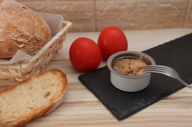 Mutfaktaki ahşap masada tereyağlı, sarımsaklı ve otlu ekmek.