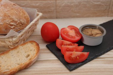 Tahtada taze domates ve ekmek