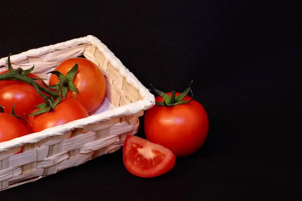 Siyah arka planda domates sepeti
