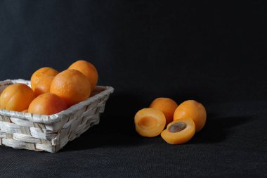 Siyah arka planda taze kayısılar.