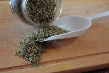 Masada taze yeşil yapraklar var.